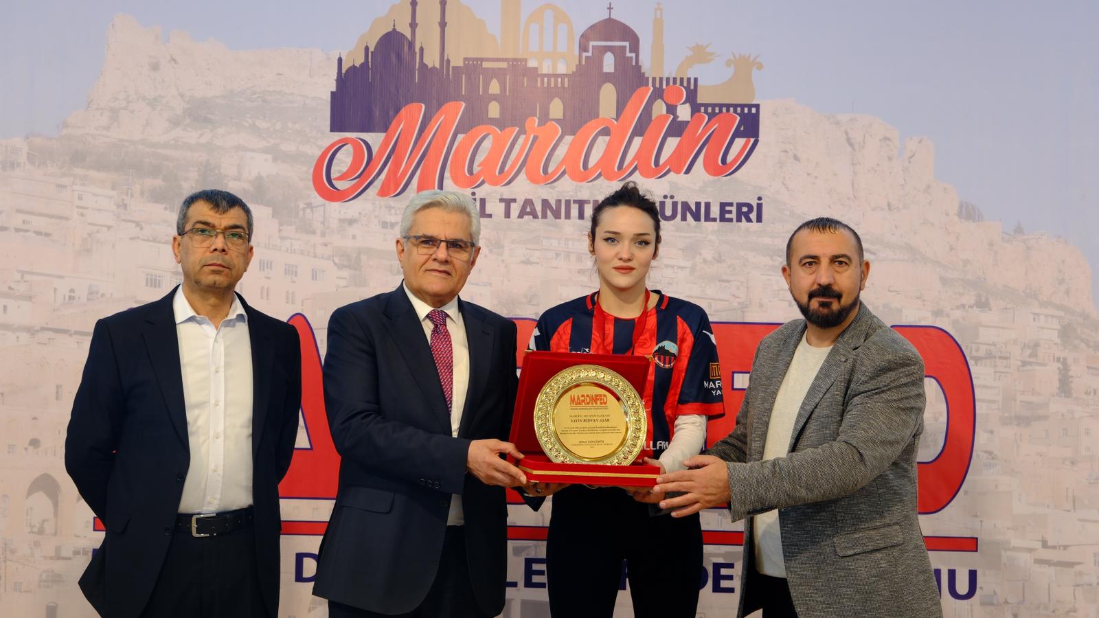 Mardin Dernekler Federasyonu’ndan Mardin 1969 Spor’a plaket