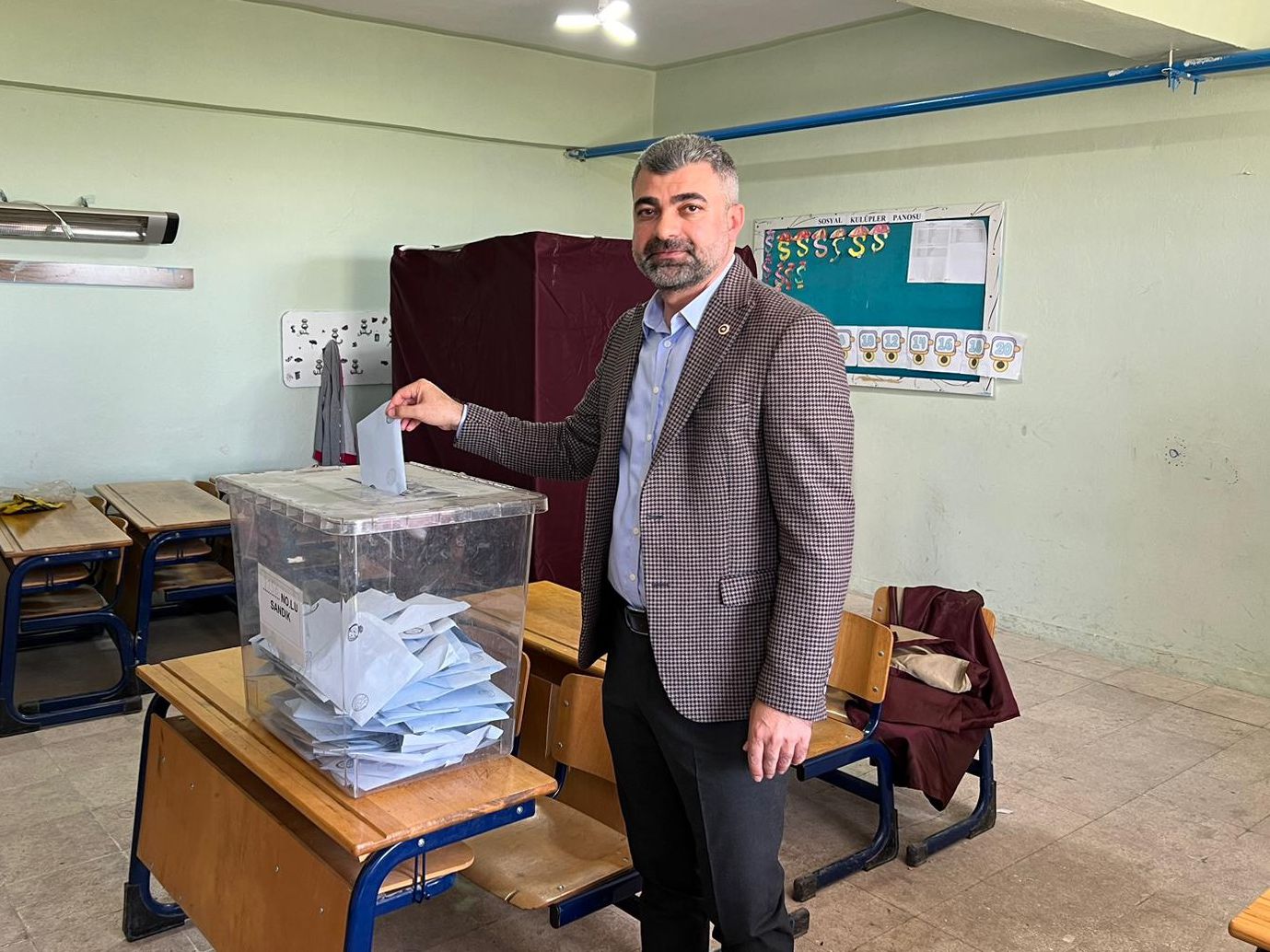 AK Parti Mardin Milletvekili Faruk Kılıç, bu sabah başlayan yerel seçimleri için Kızıltepe İlçesi Doyuran Mahallesi’nde oyunu kullandı.