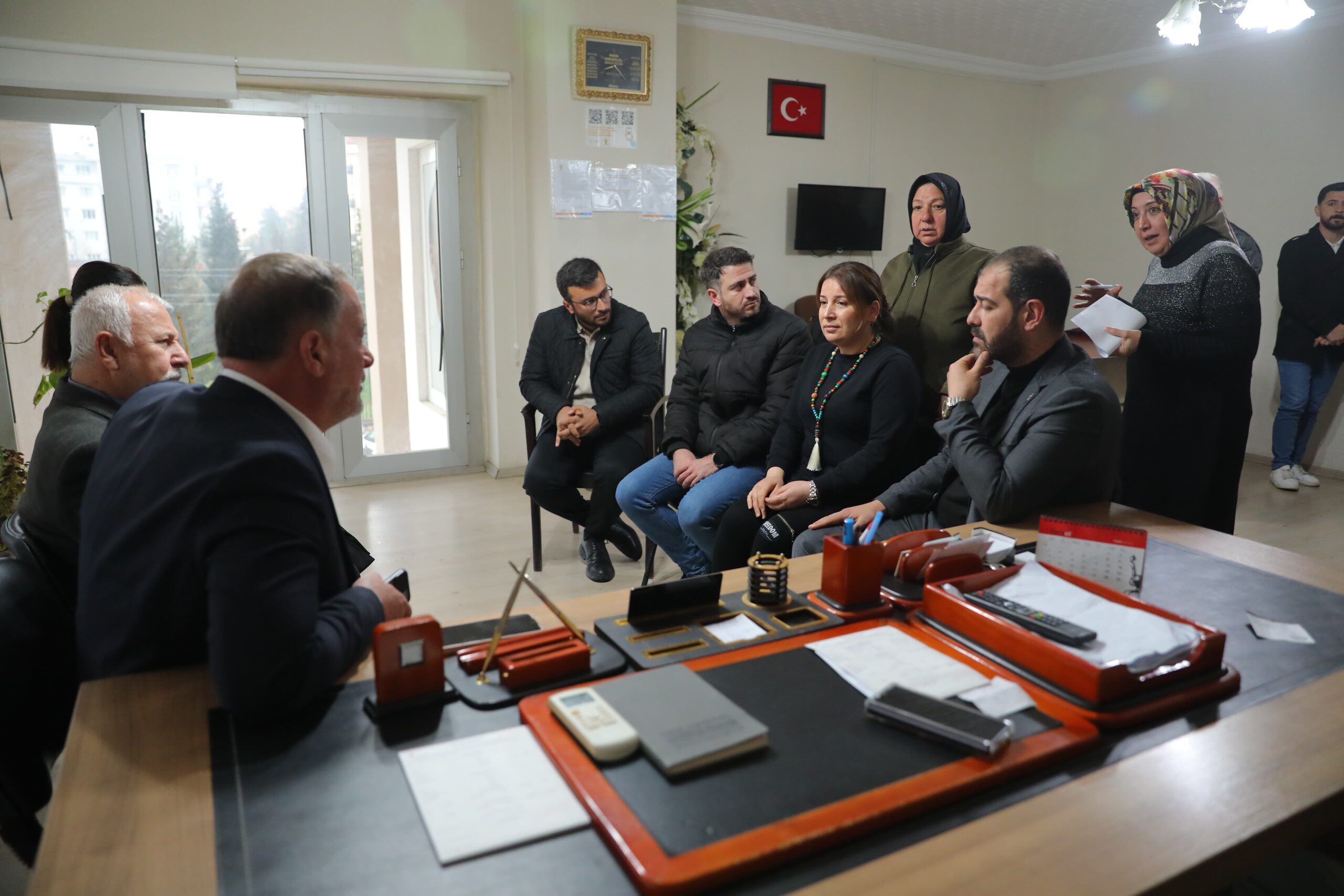 AK Parti Adayı tatlıdede’nin Anons Aracına Taşlı Saldırı