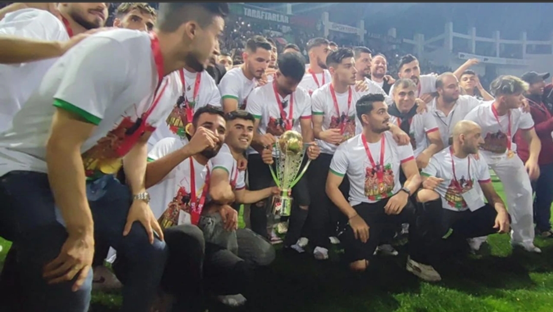 Şampiyon Amedspor kupasına kavuştu!