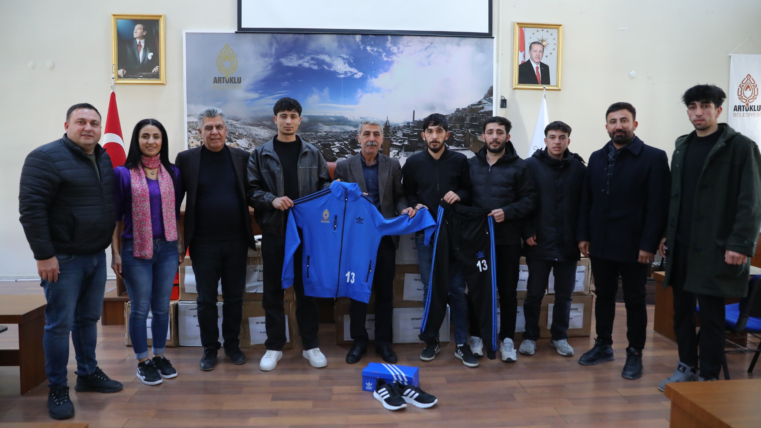 Artuklu Belediyesinden Amatör Kulüplere Eşofman ve Spor Ayakkabı Desteği