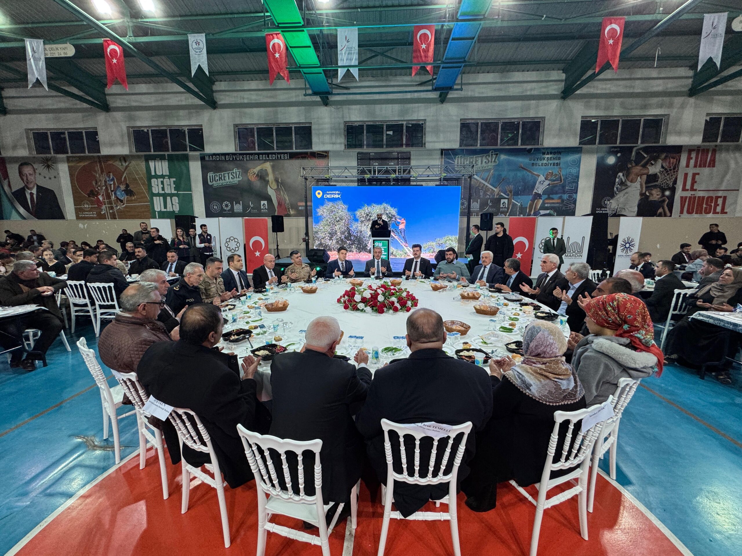 Derik’te Valilik ve Büyükşehir Belediyesi İftar Programına Vatandaşların Büyük İlgisi