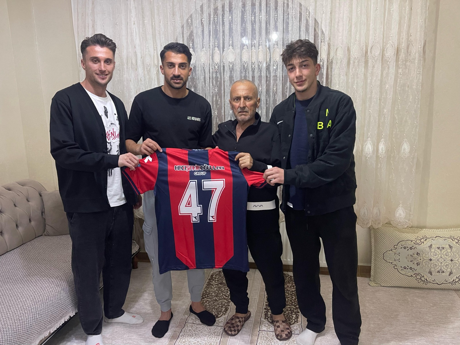 Mardin 1969 Sporlu futbolculardan kanser hastası Yusuf Amca’ya ziyaret