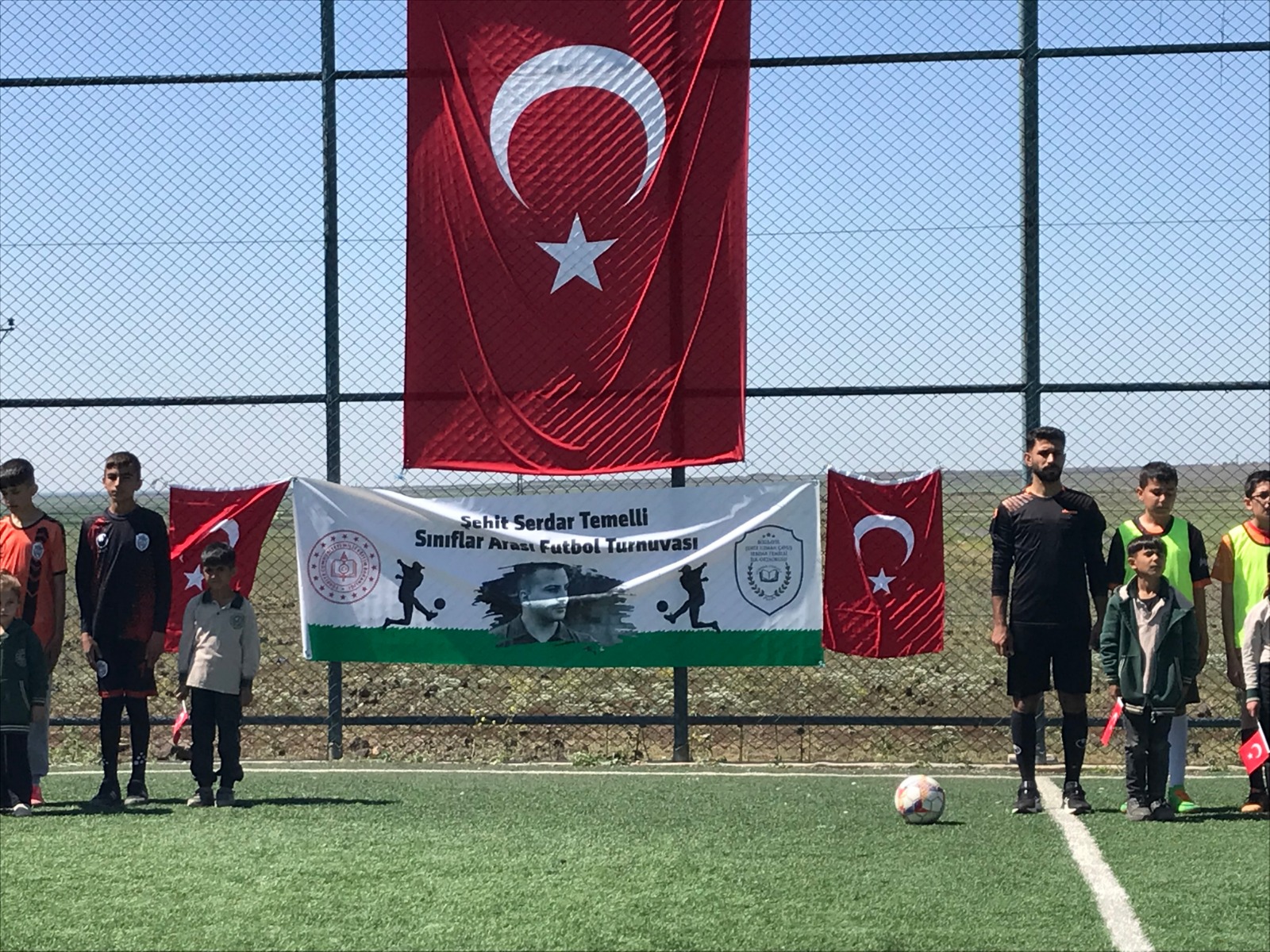 Derik’te Şehit Uzman Çavuş Serdar Temelli anısına futbol turnuvası düzenlendi.