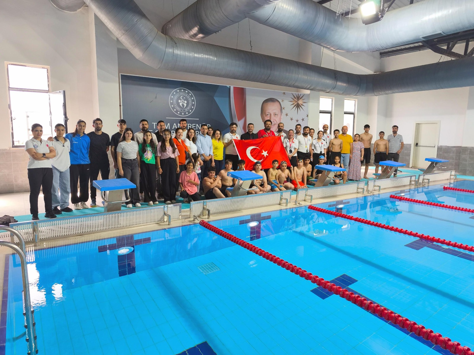 Derik’te ilk defa yüzme yarışması düzenlendi.