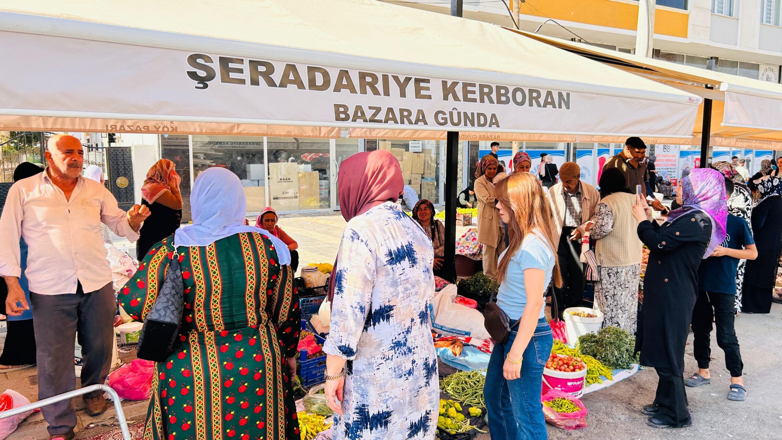 Dargeçit Belediyesi’nden Pazarda Tezgâh Açan Yurttaşlara Gölgelik Desteği