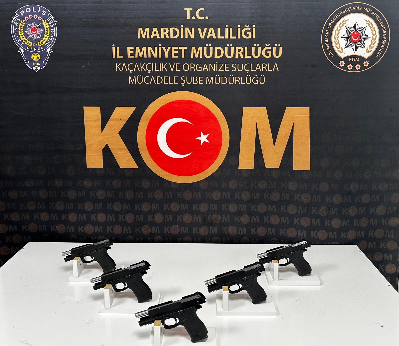 Mardin Emniyeti’nden “Nokta Operasyonu”: Kızıltepe’de Bir Araçta 5 Ruhsatsız Tabanca Ele Geçirildi.