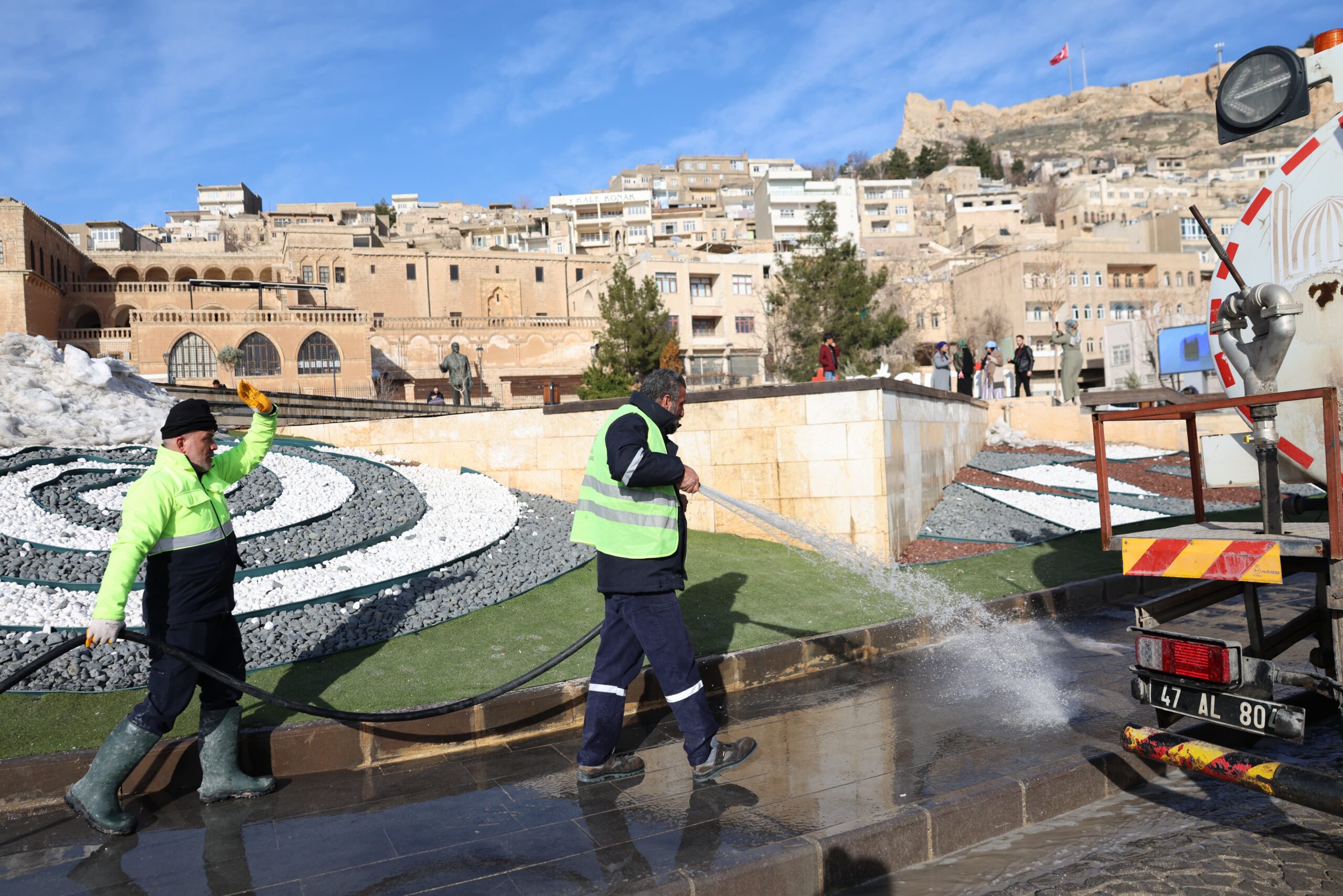 Mardin’de Tarihi 1. Cadde’de Kar Sonrası Temizlik ve Yenileme Çalışması