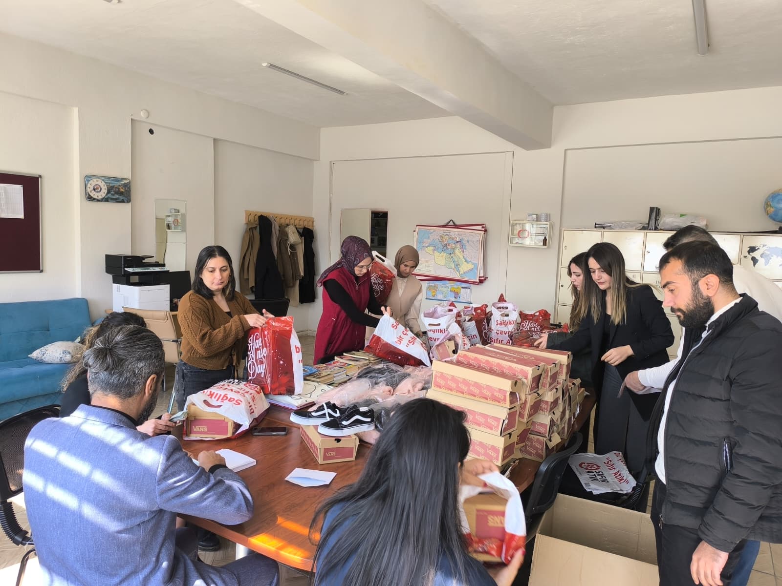 Derik’te Lise öğretmen ve öğrencilerinden kırsal mahalle öğrencilerine bayram hediyesi