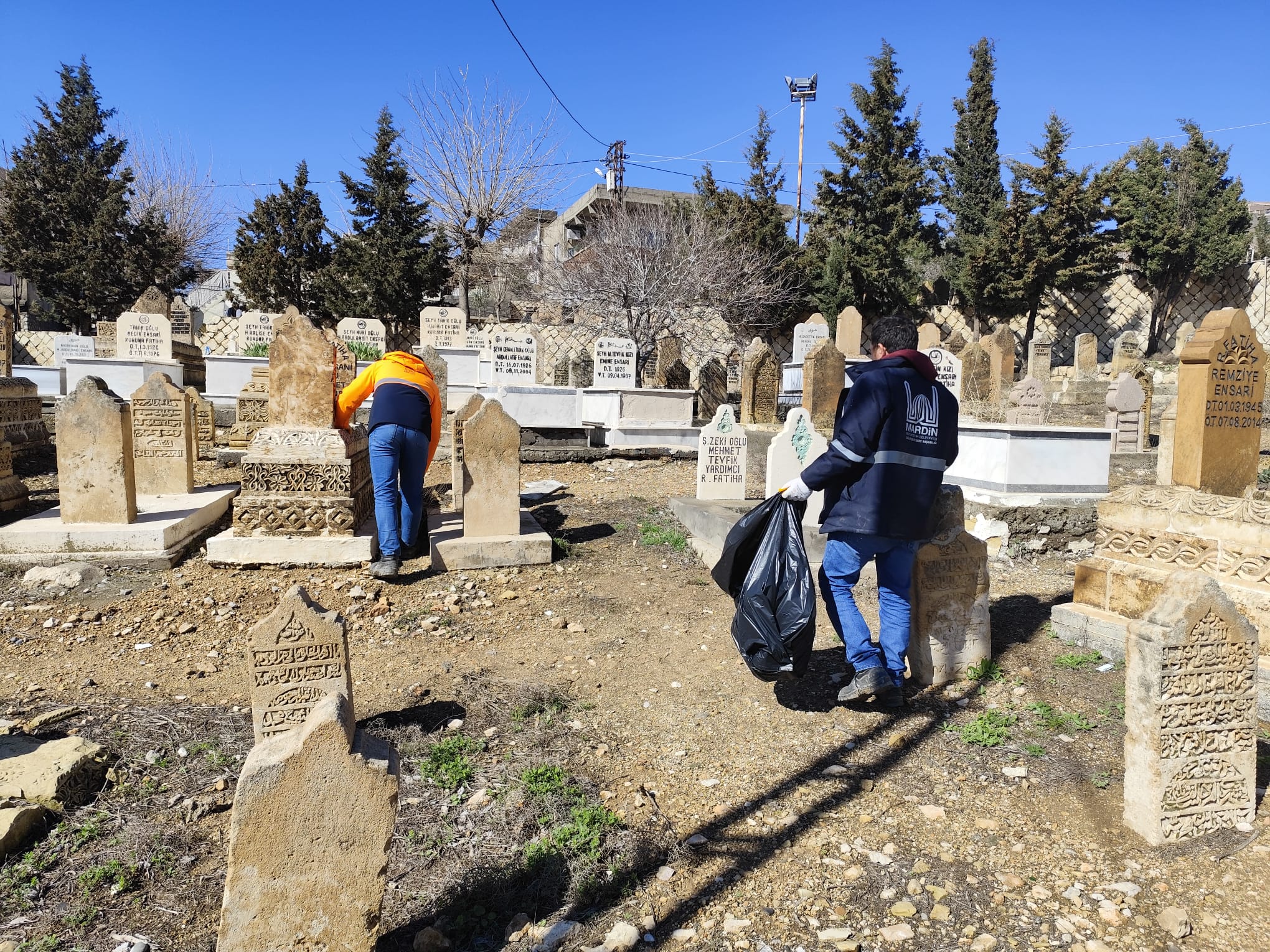 Büyükşehir Belediyesinden Bayram Öncesi Mezarlıklarda Temizlik Çalışması