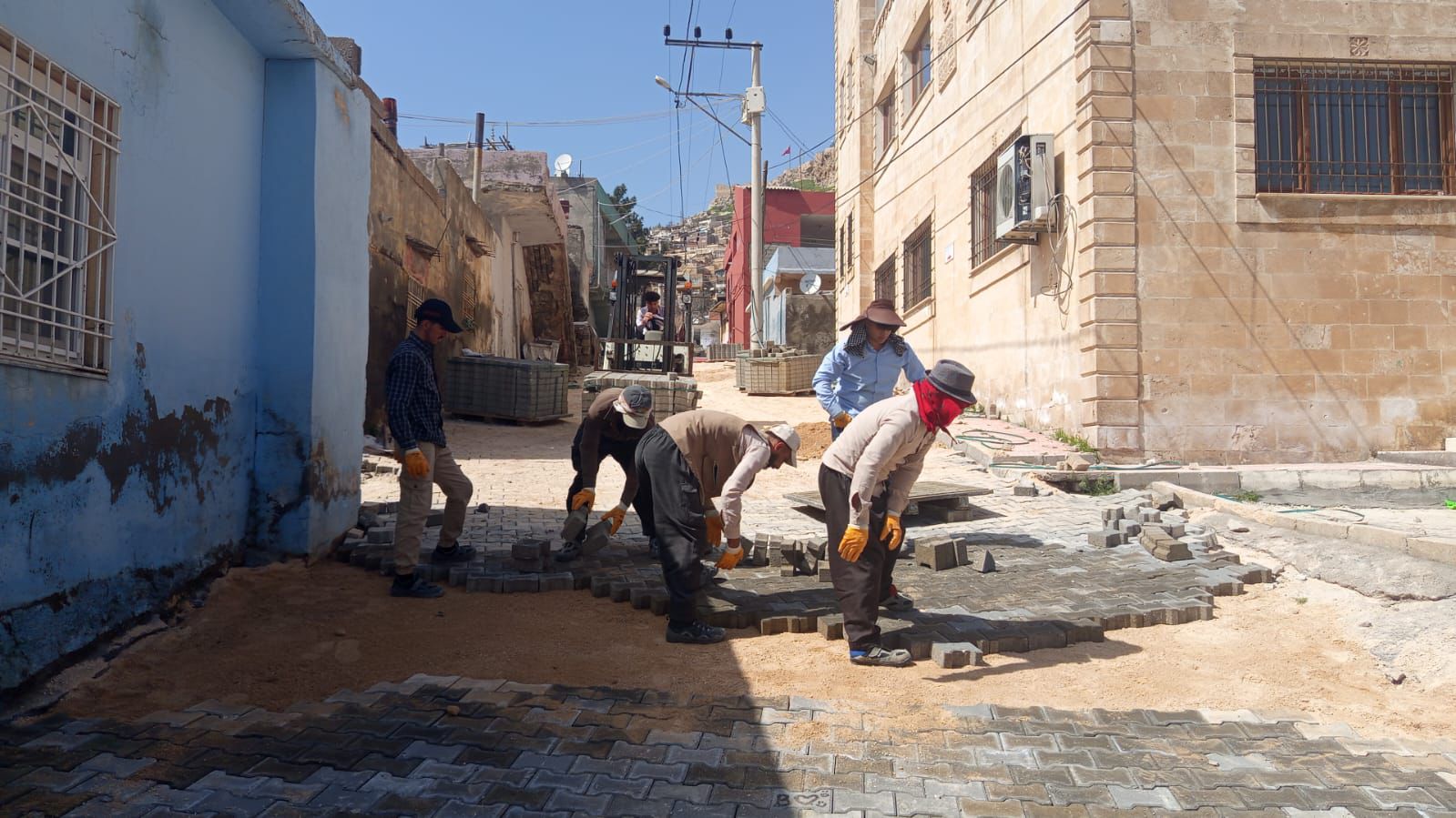 Artuklu Belediyesi Saraçoğlu Mahallesi’nde Yol Yenileme Çalışmalarını Sürdürüyor