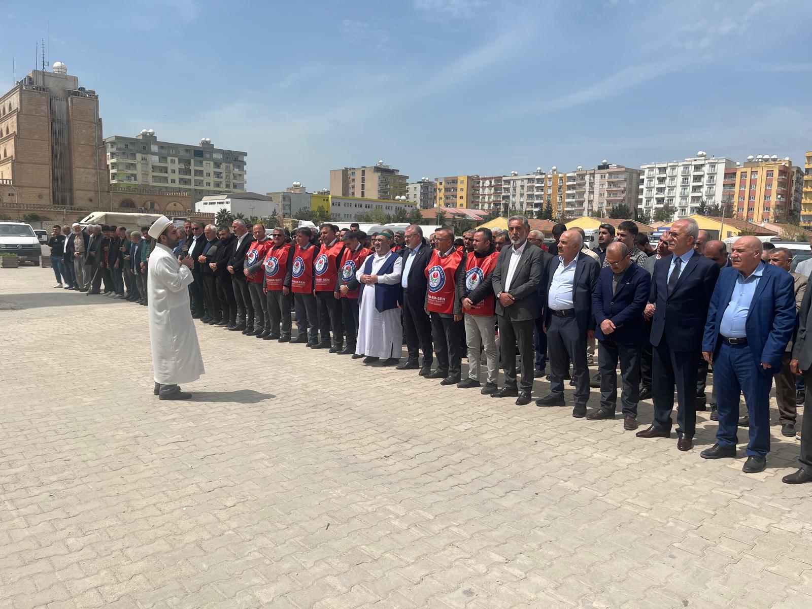 Kızıltepe Eğitim Birsen’den “Okullara Saldırılar” da Hayatlarını Kaybeden Öğrenciler İçin Giyabi Cenaze Namazı