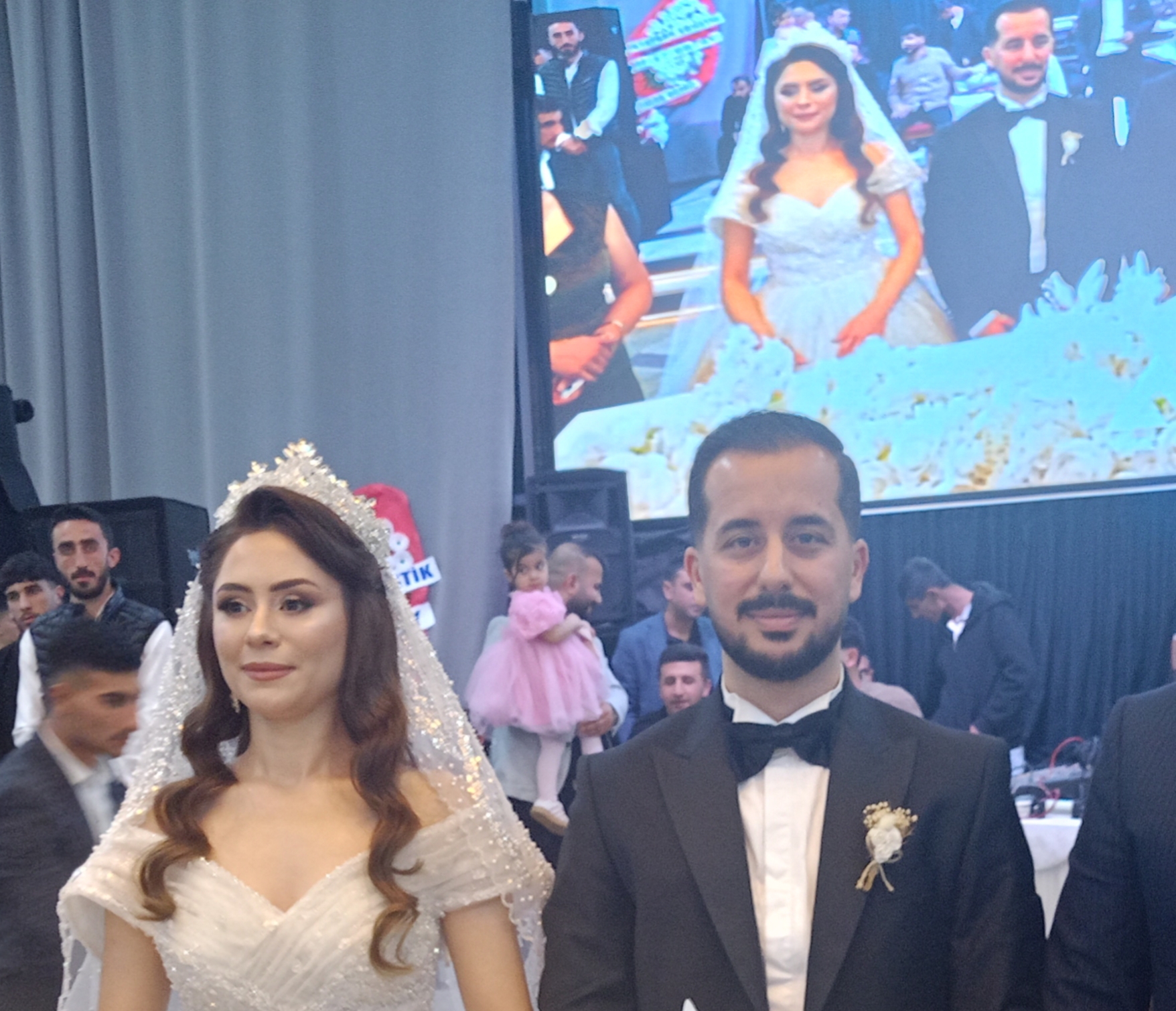 ALP AİLESİNİN MUTLU GÜNÜ…GENÇ AVUKAT ÖZGÜR ALP DÜNYA EVİNE GİRDİ