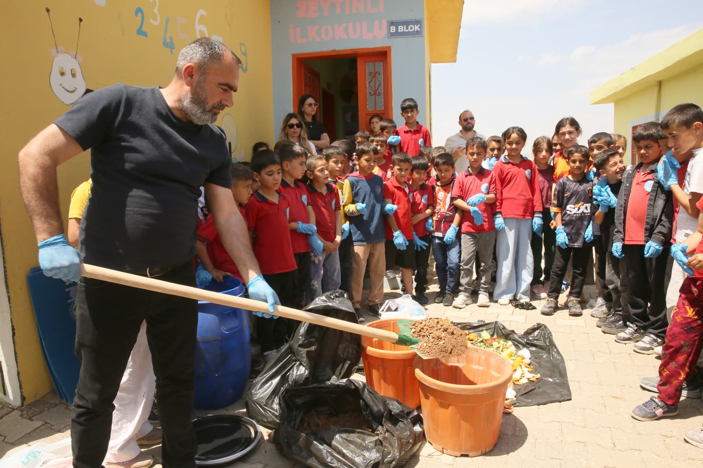 ‘’BİYOBOZUNUR ATIK AYI” KAPSAMINDA ÖĞRENCİLERE KOMPOST EĞİTİMİ VERİLDİ