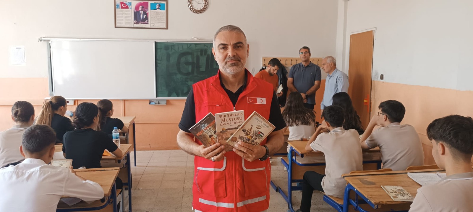 Derik’te 5 okulda, bin 500 öğrenci kitap ile buluşturuldu